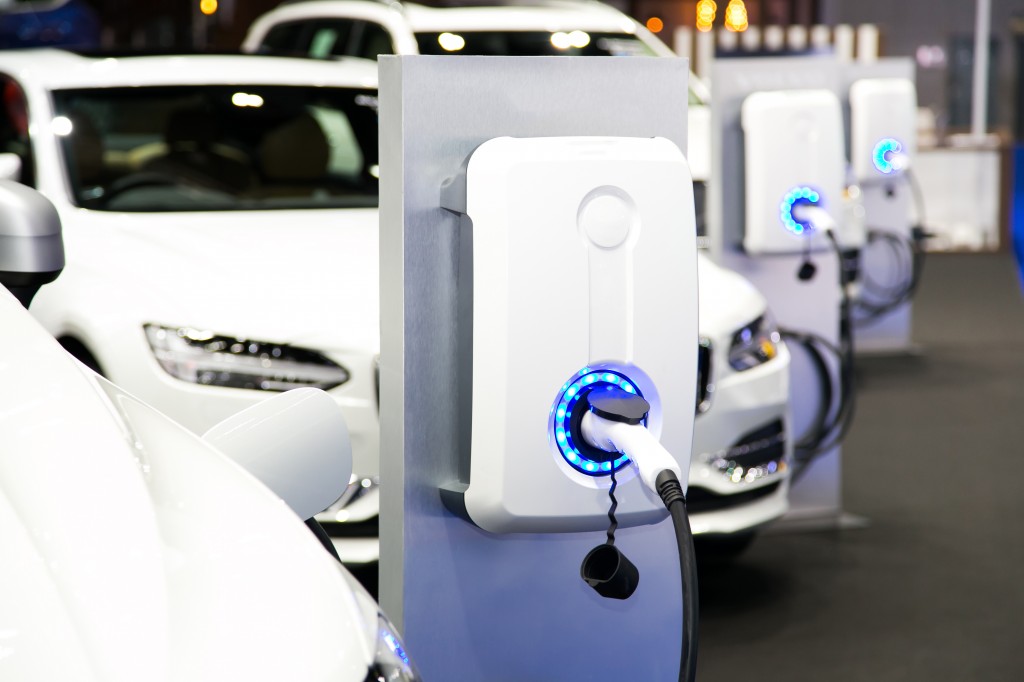 VEHICULES HYBRIDES, ELECTRIQUES : DECOUVRONS LEURS DIFFERENCES ET POINTS COMMUNS